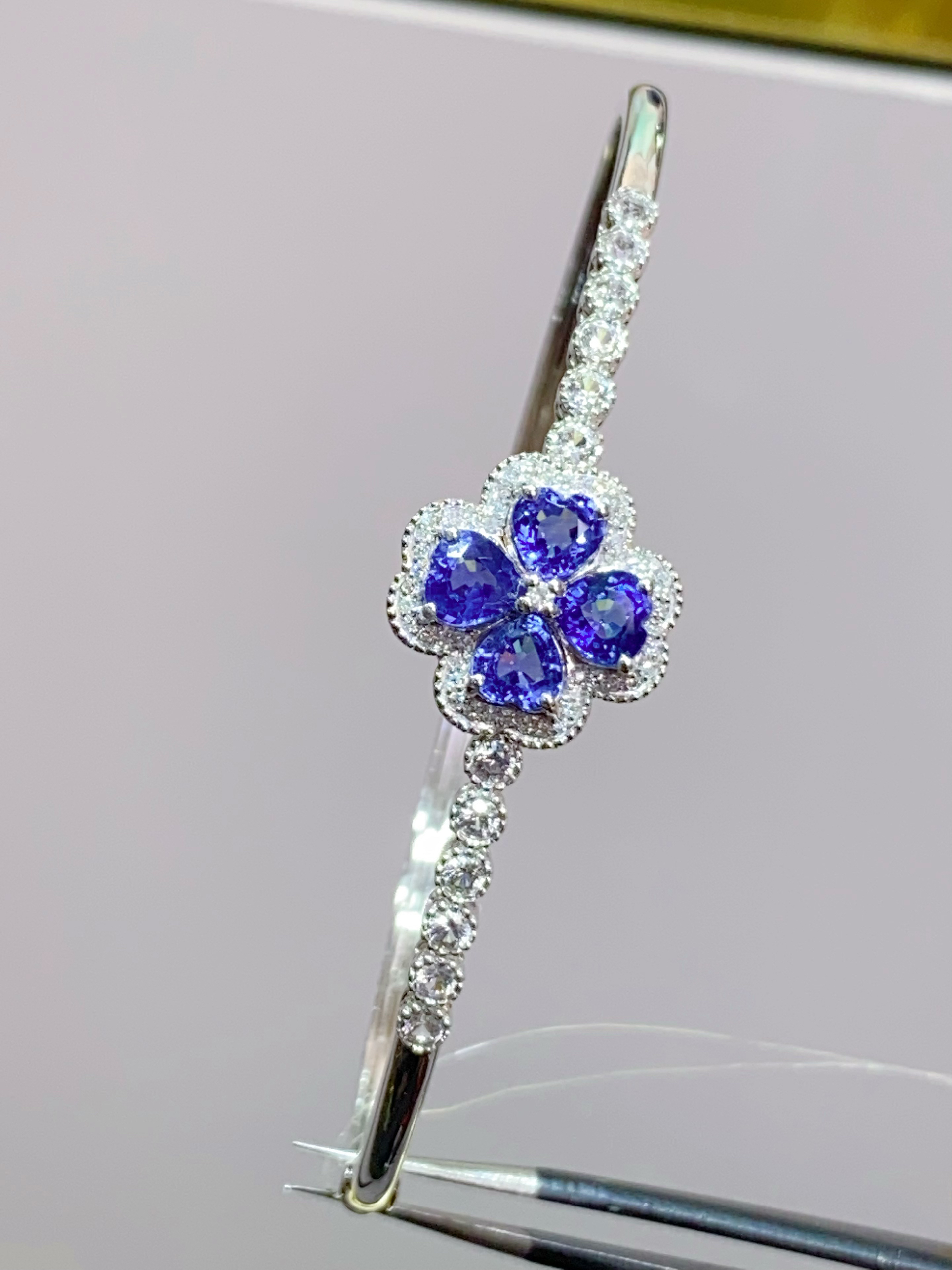 18K金镶嵌天然蓝宝石手镯四叶草 多样性发其一