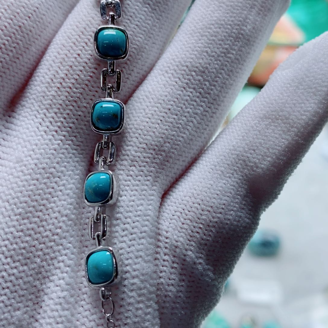 绿松石未镶嵌颈饰锦*