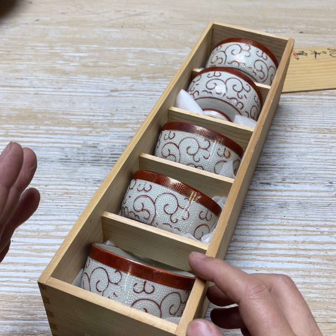 瓷片暗**影密密麻麻地排列着