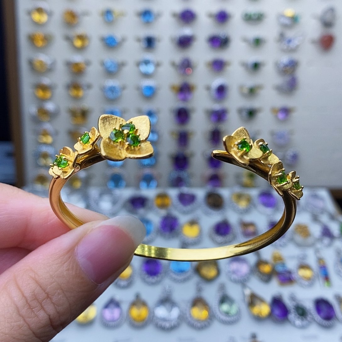 水晶手镯银S925镶嵌钅****?