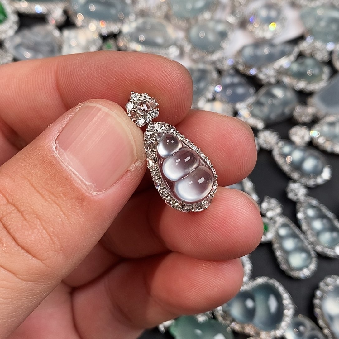 翡翠18K金镶嵌颈饰豆子