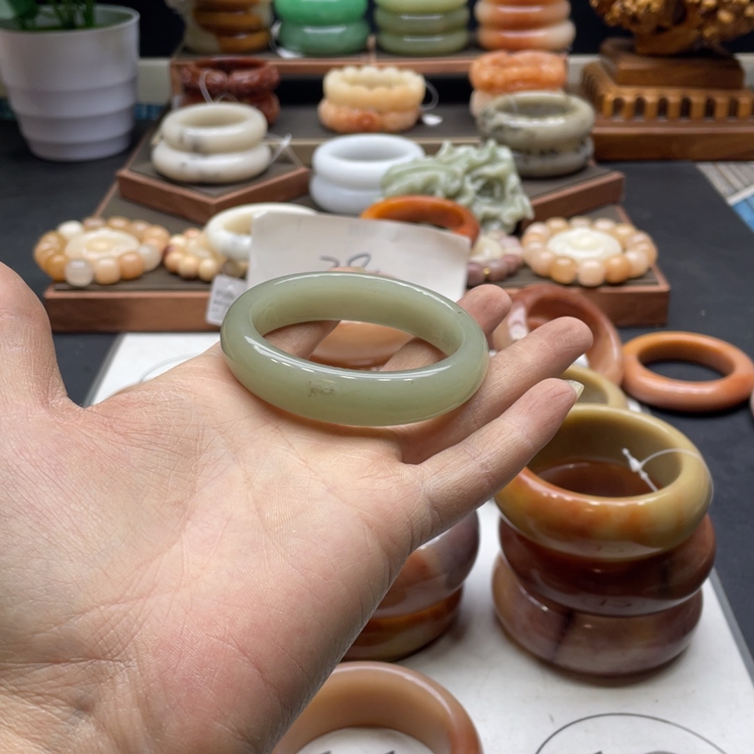 *****石英岩玉未镶嵌手镯