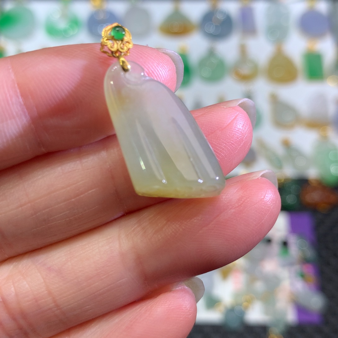 翡翠颈饰18K金镶嵌翡翠吊坠的未镶嵌