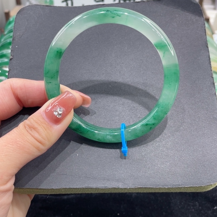 未镶嵌手镯石英质玉