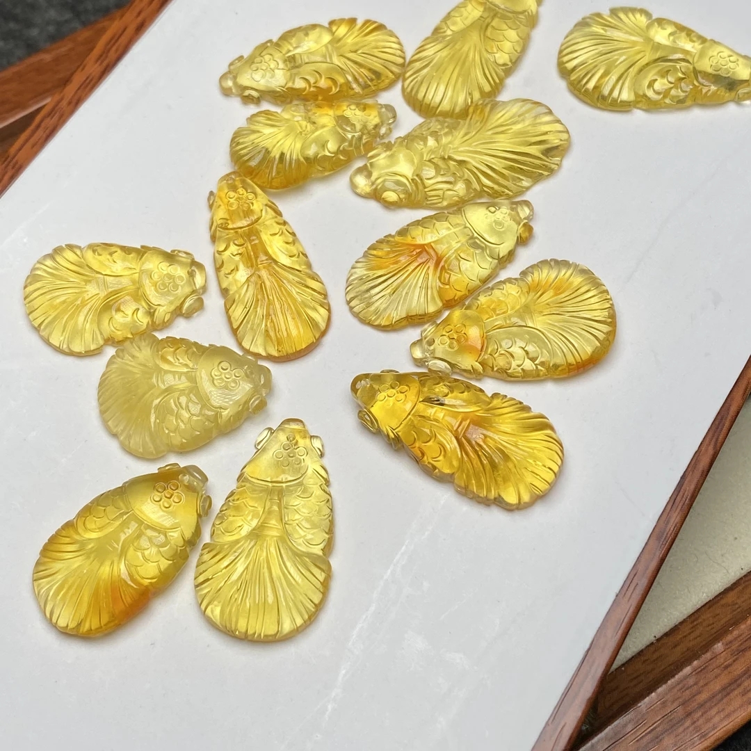 天然琥珀蜜蜡金珀金鱼配饰雕刻件，多样性发一个