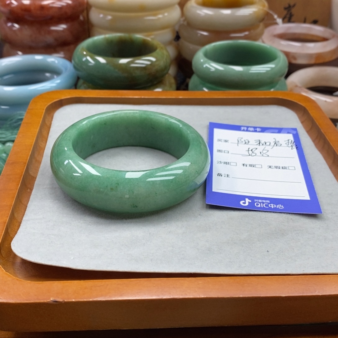 阳***蛰石英质玉手镯未镶嵌