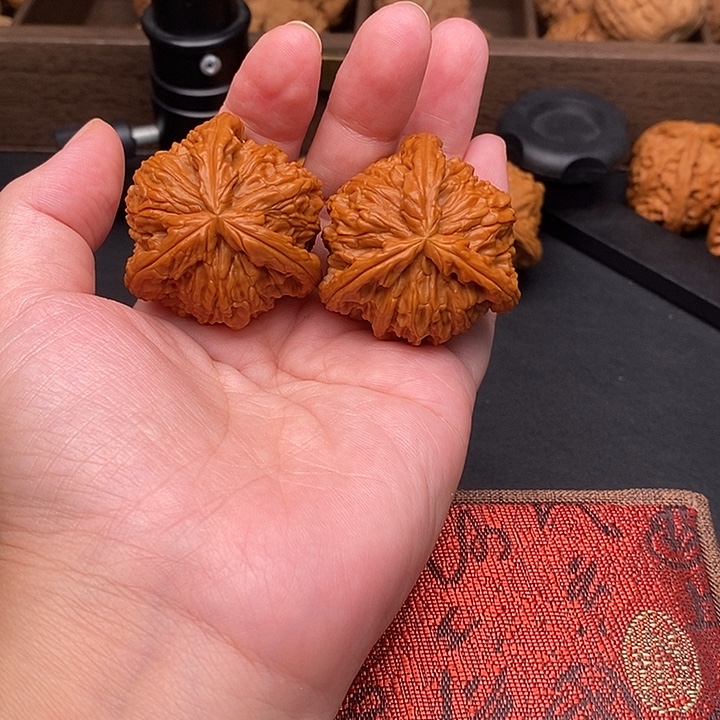 6***8把件文玩核桃白奔