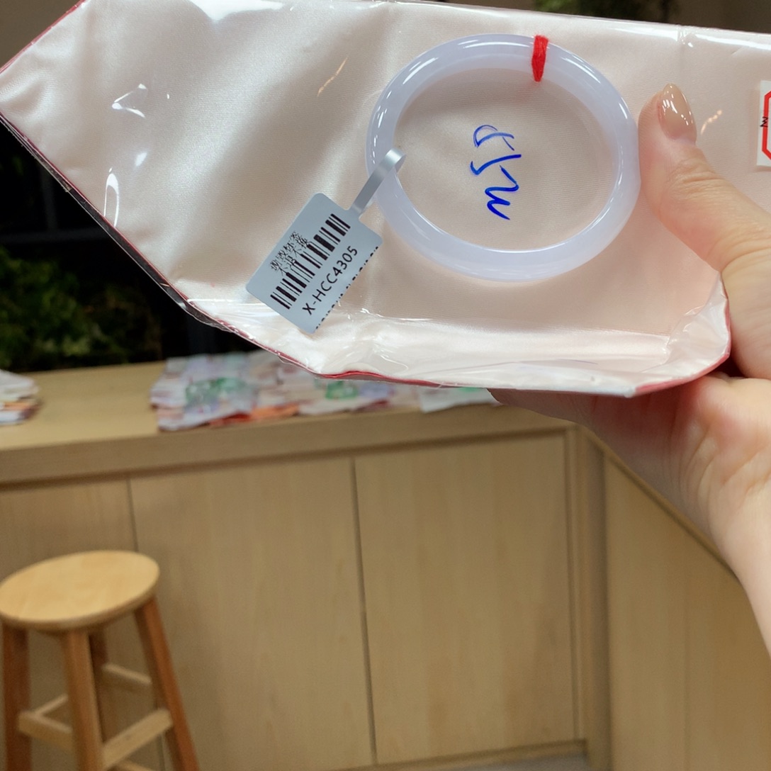 翡翠手镯未镶嵌不退不换