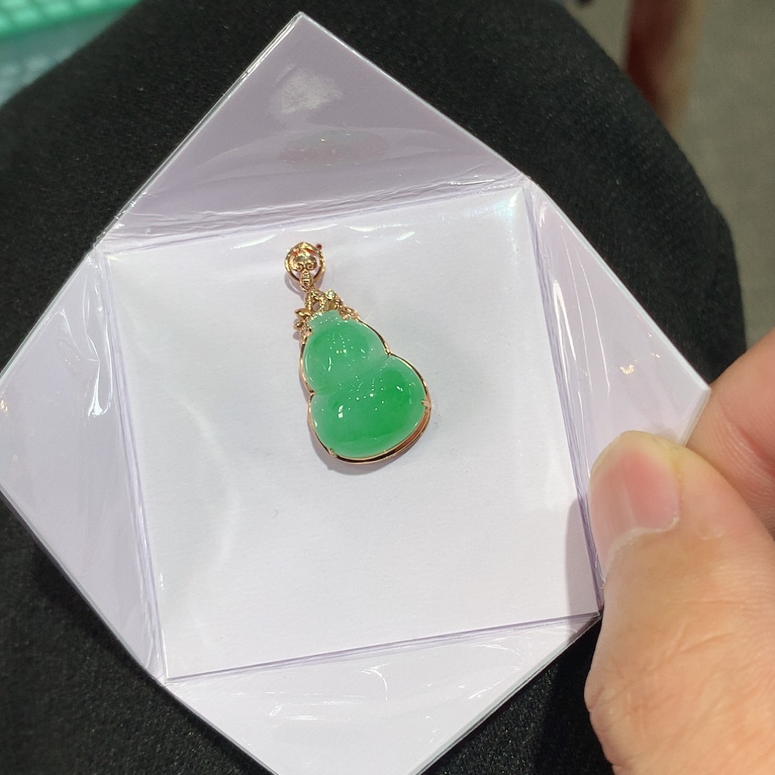 翡翠吊坠(赠链)18K金镶嵌