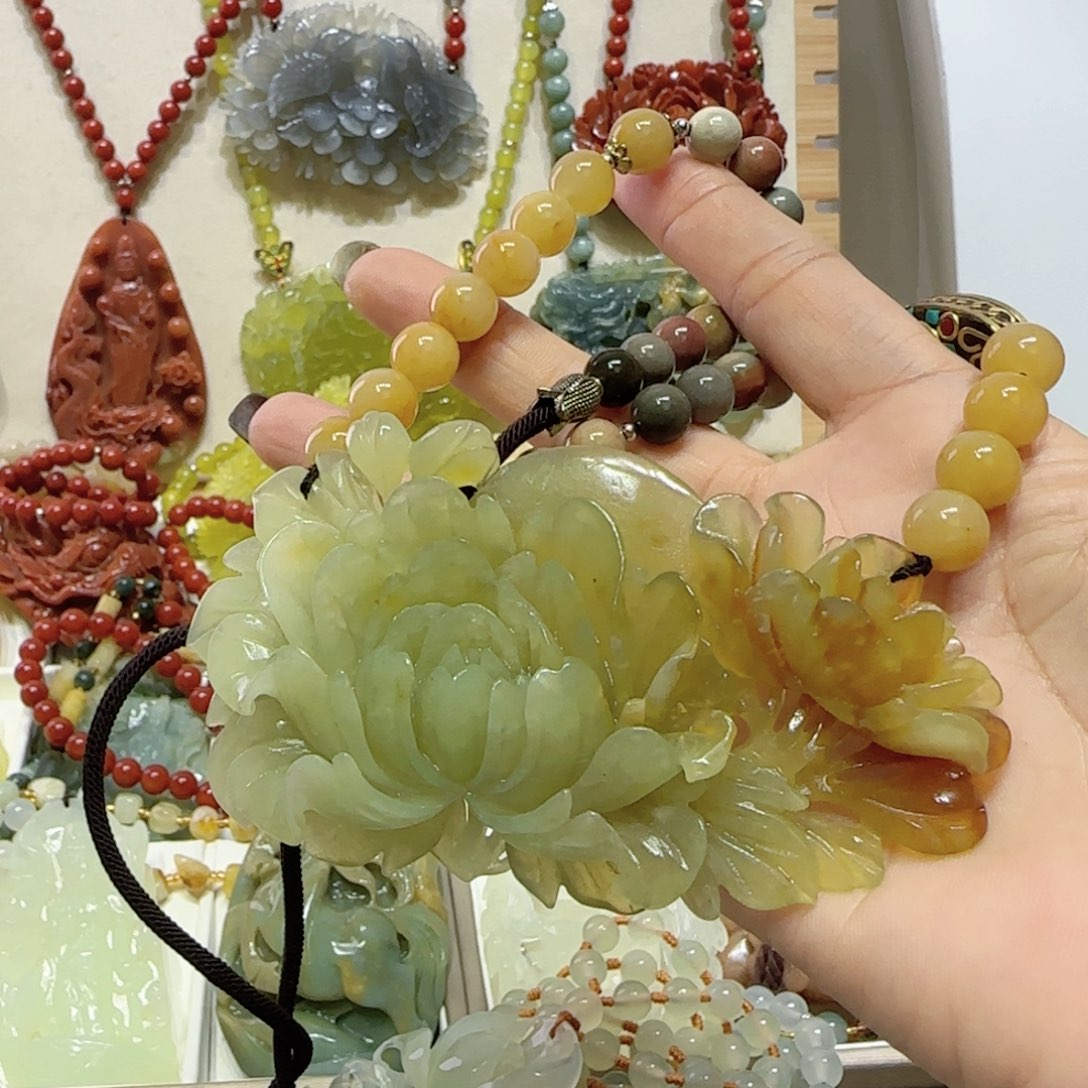 未镶嵌蛇纹石玉吊坠