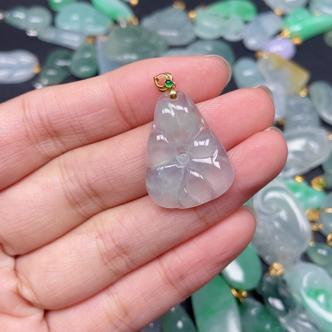 翡翠颈饰18K金镶嵌荷叶