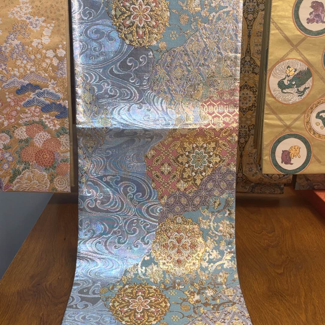 织绣引箔金织宝相