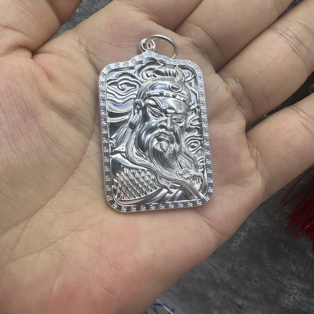 吊坠足银 999纯银关公，义薄云天吊坠实物拍照，直径大30mm