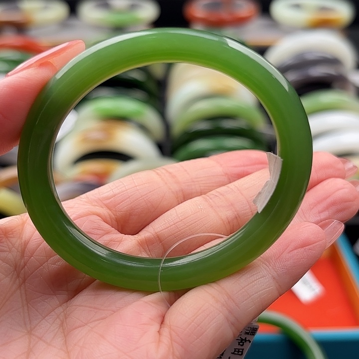 和田玉未镶嵌手镯高色果绿不带黑点 无纹无棉贵妃镯 能戴必拍