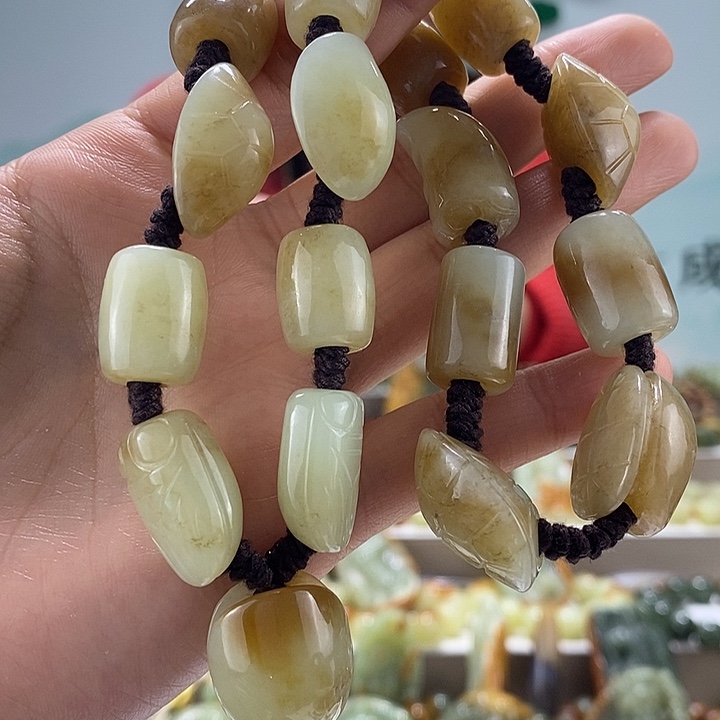 岫岩老玉（透闪石质玉）手持未镶嵌