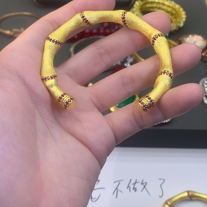 非金属手镯。                     