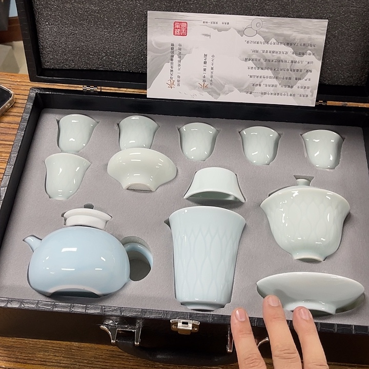 孤品茶具套装等。        