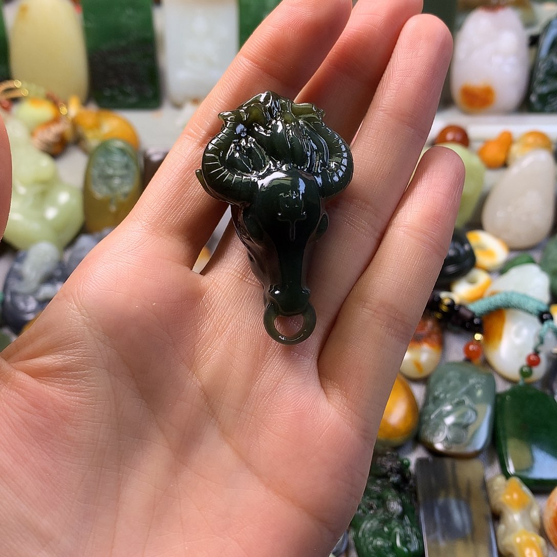 颈饰未镶嵌和田玉