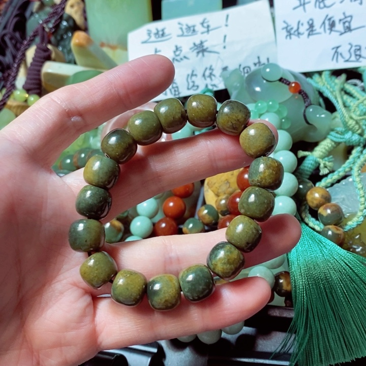 透闪石质玉颈饰未镶嵌