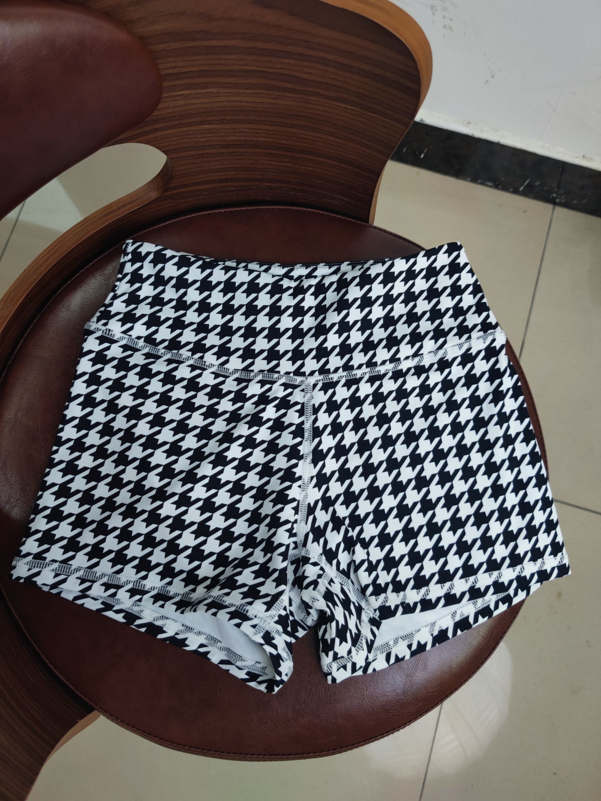 简美健 涂鸦千鸟格锦纶健身花短裤