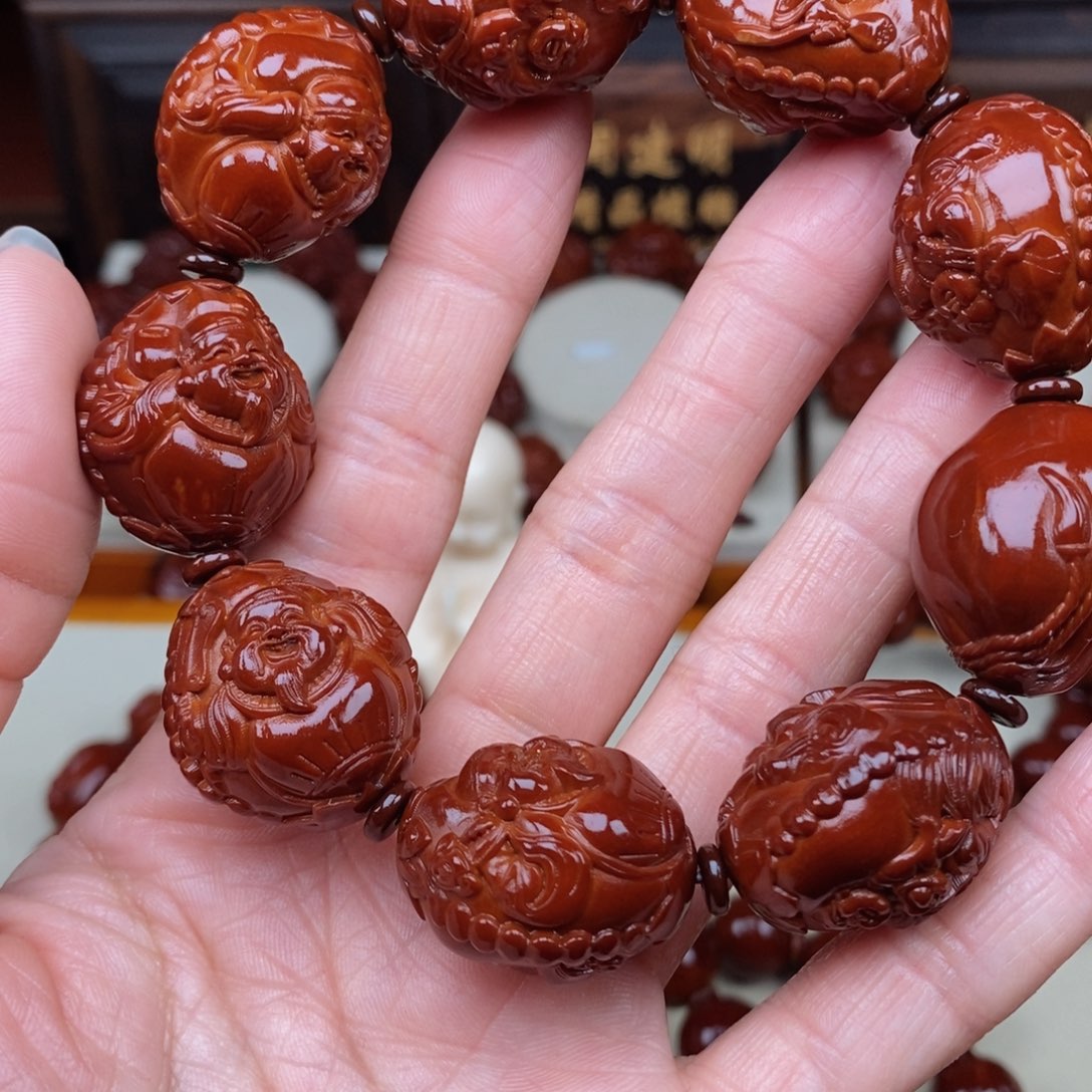 橄榄核吊坠在****间童子财神