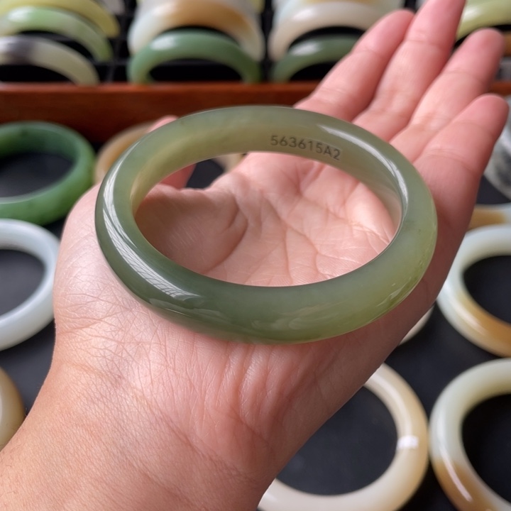 和田玉未镶嵌手镯56