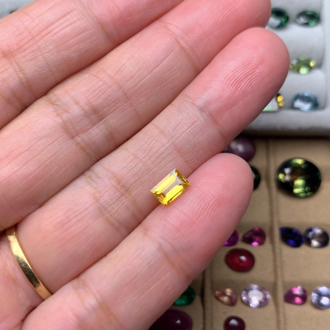 蓝宝石裸石未镶嵌