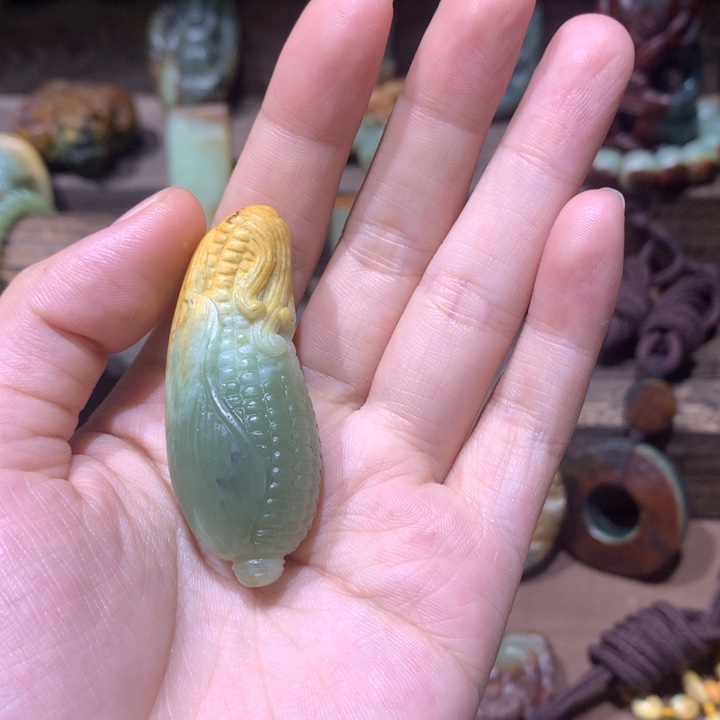 未镶嵌岫岩河磨玉（透闪石质玉）挂件