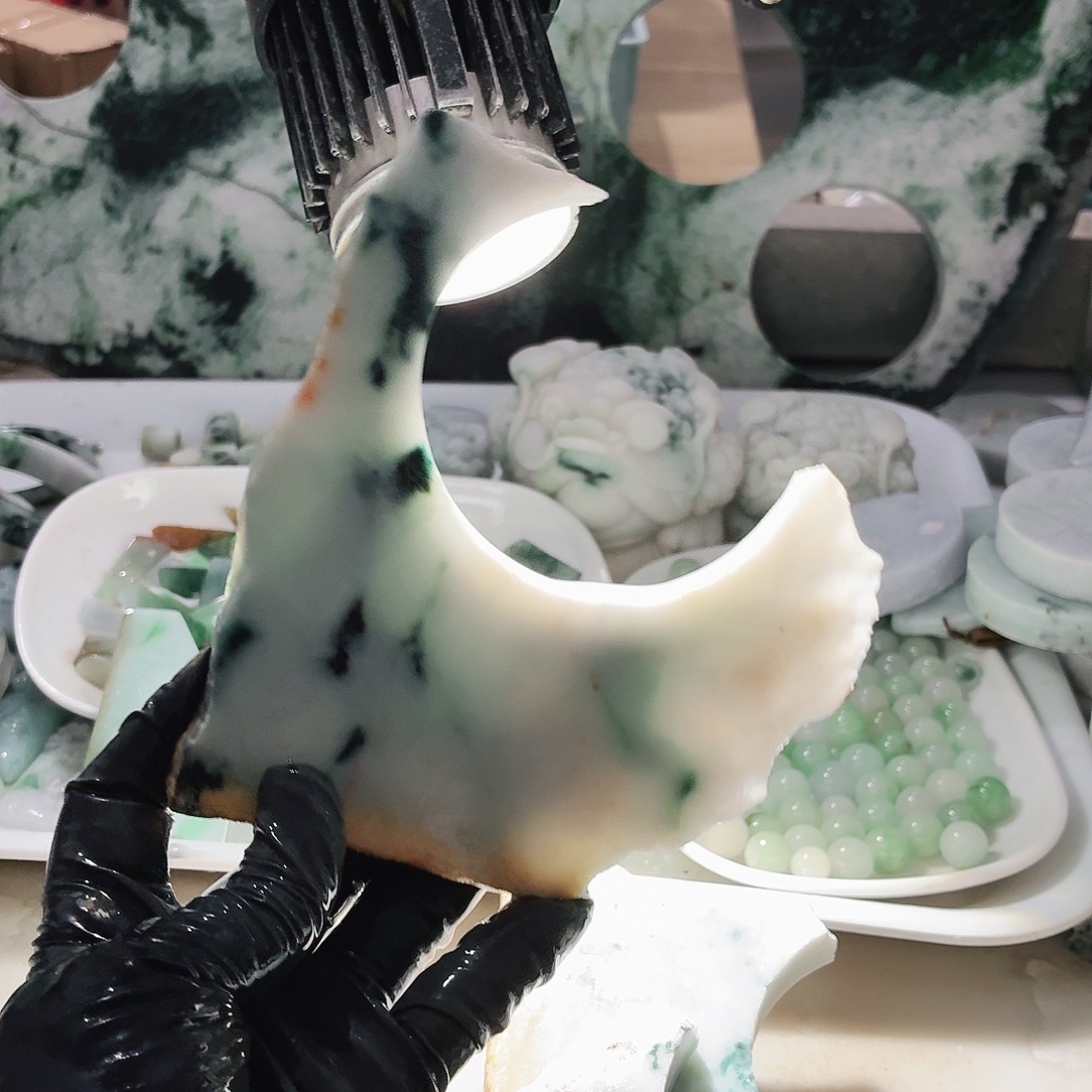 翡翠未镶嵌颈饰边角料