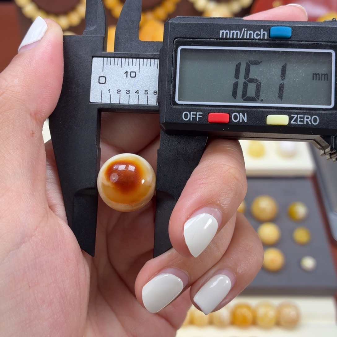 鼻***咸琥珀未镶嵌珠宝奇石乌料红沁眼睛圆珠16mm