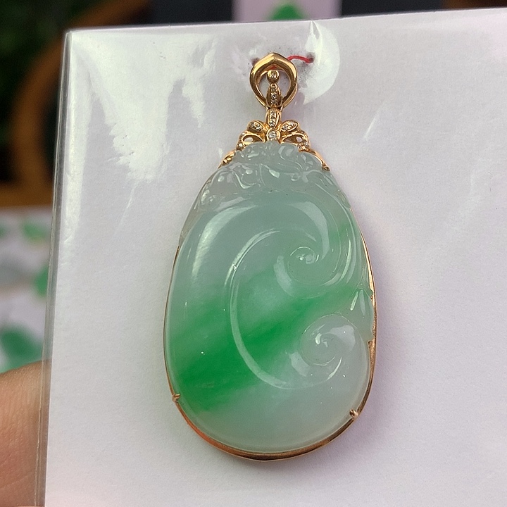 翡翠18K金镶嵌颈饰