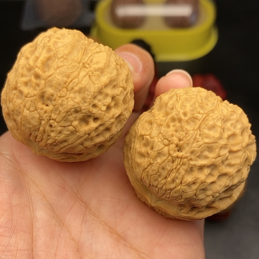 【闪购商品】把件文玩核桃42尺牡丹绣球53.8克