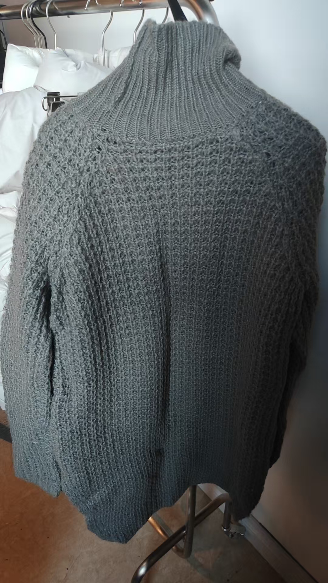 就剩一件灰色毛衣