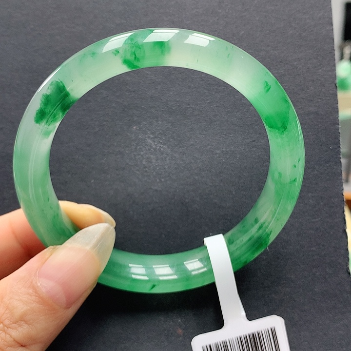 纯天然玉石高冰飘花56圈口绿色