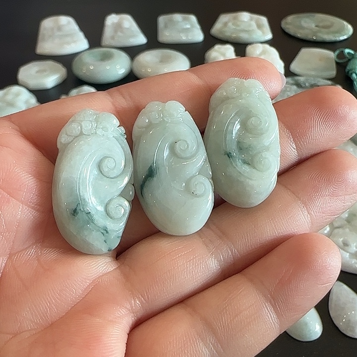 翡翠未镶嵌颈饰如意