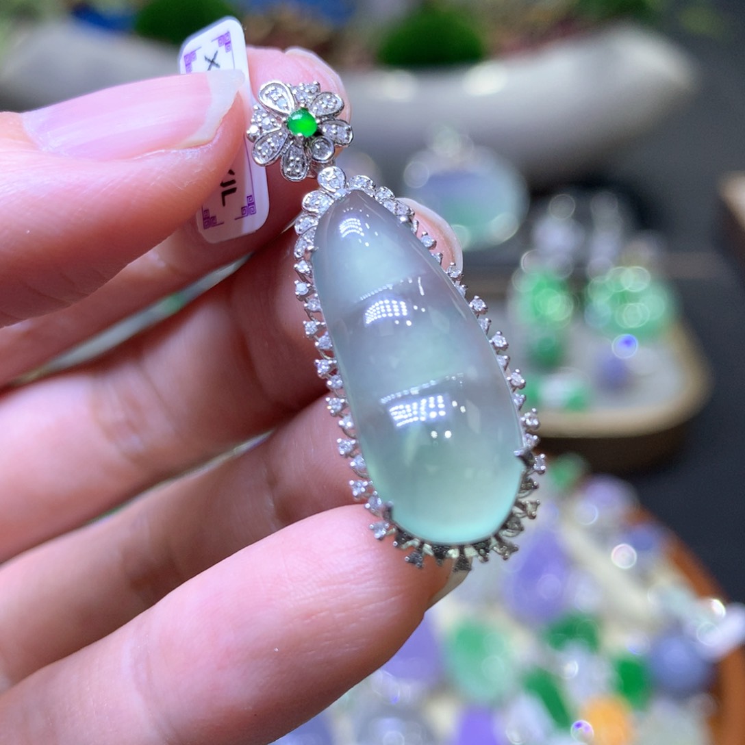 【闪购商品】翡翠颈饰18K金镶嵌翡翠吊坠项链