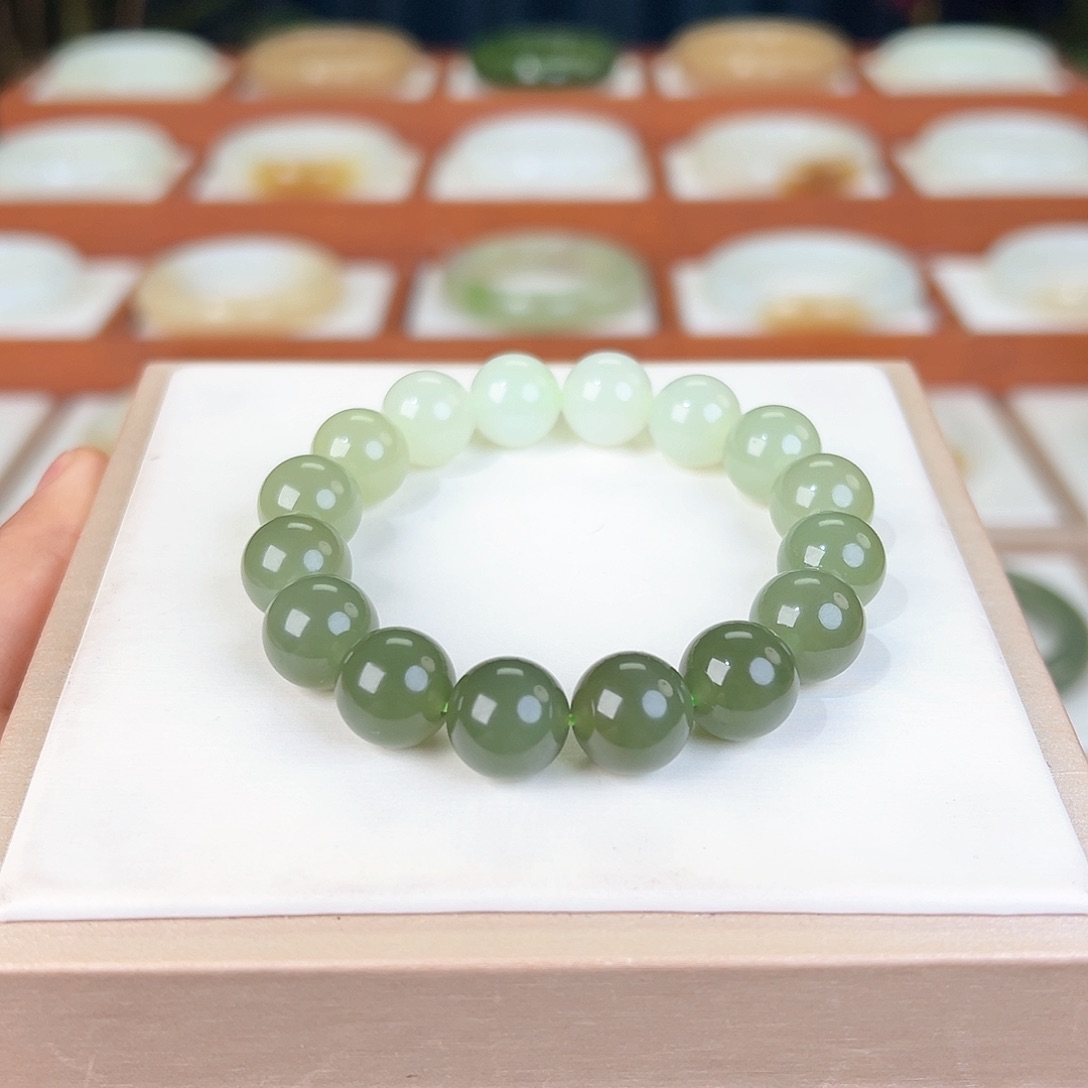 和田玉手串未镶嵌湖水渐变