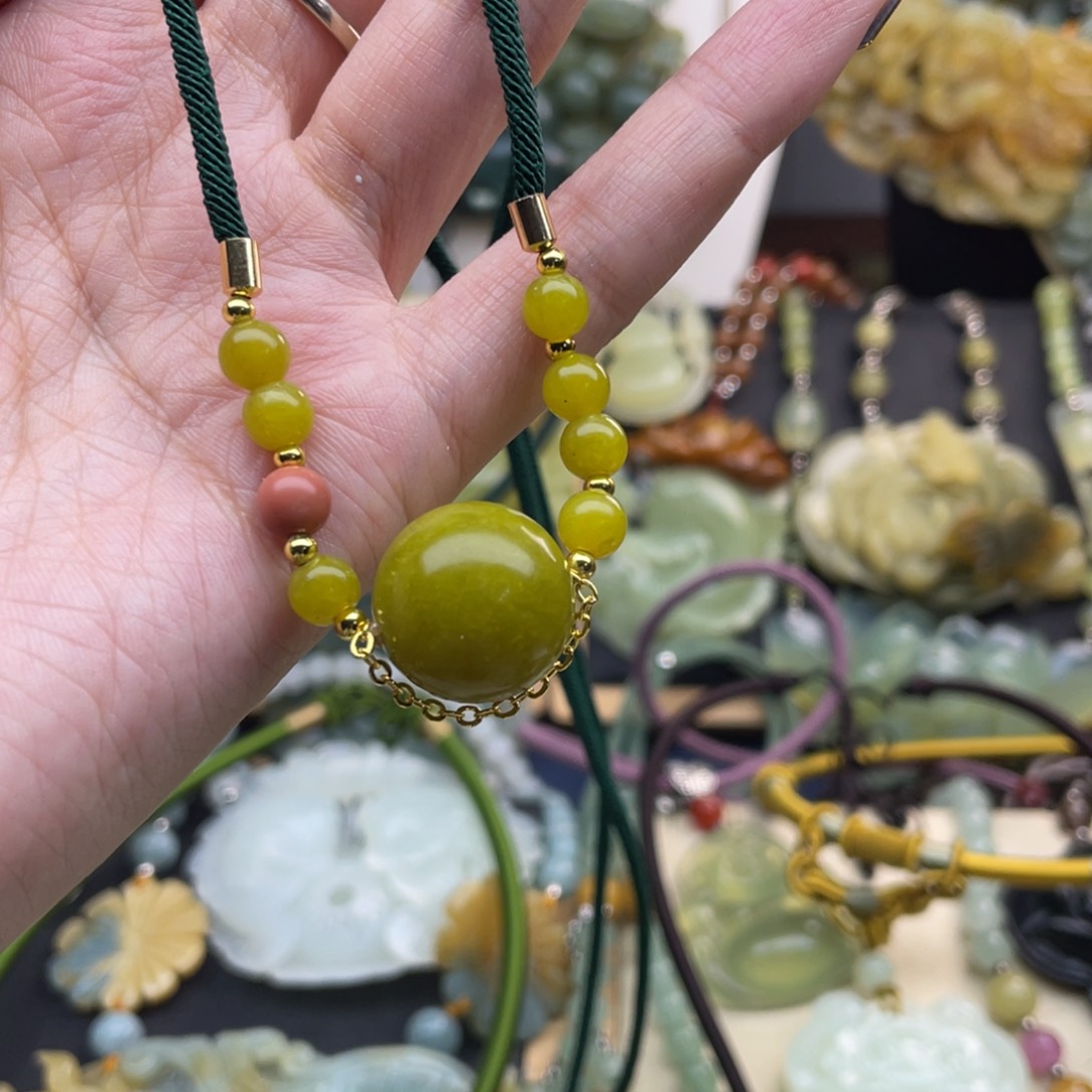 蛇纹石玉颈饰未镶嵌