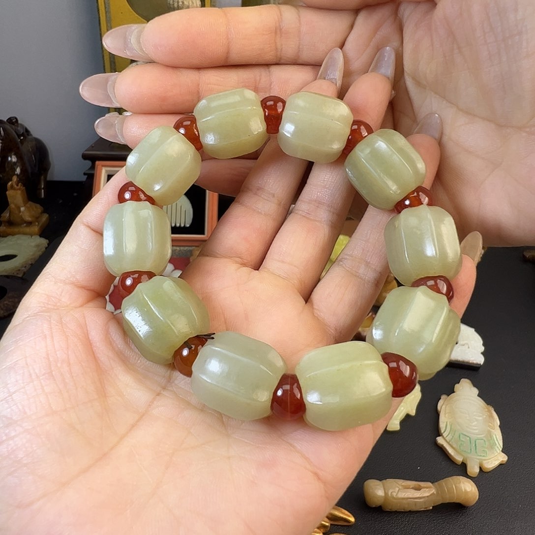 和田玉未镶嵌挂件鉴****）