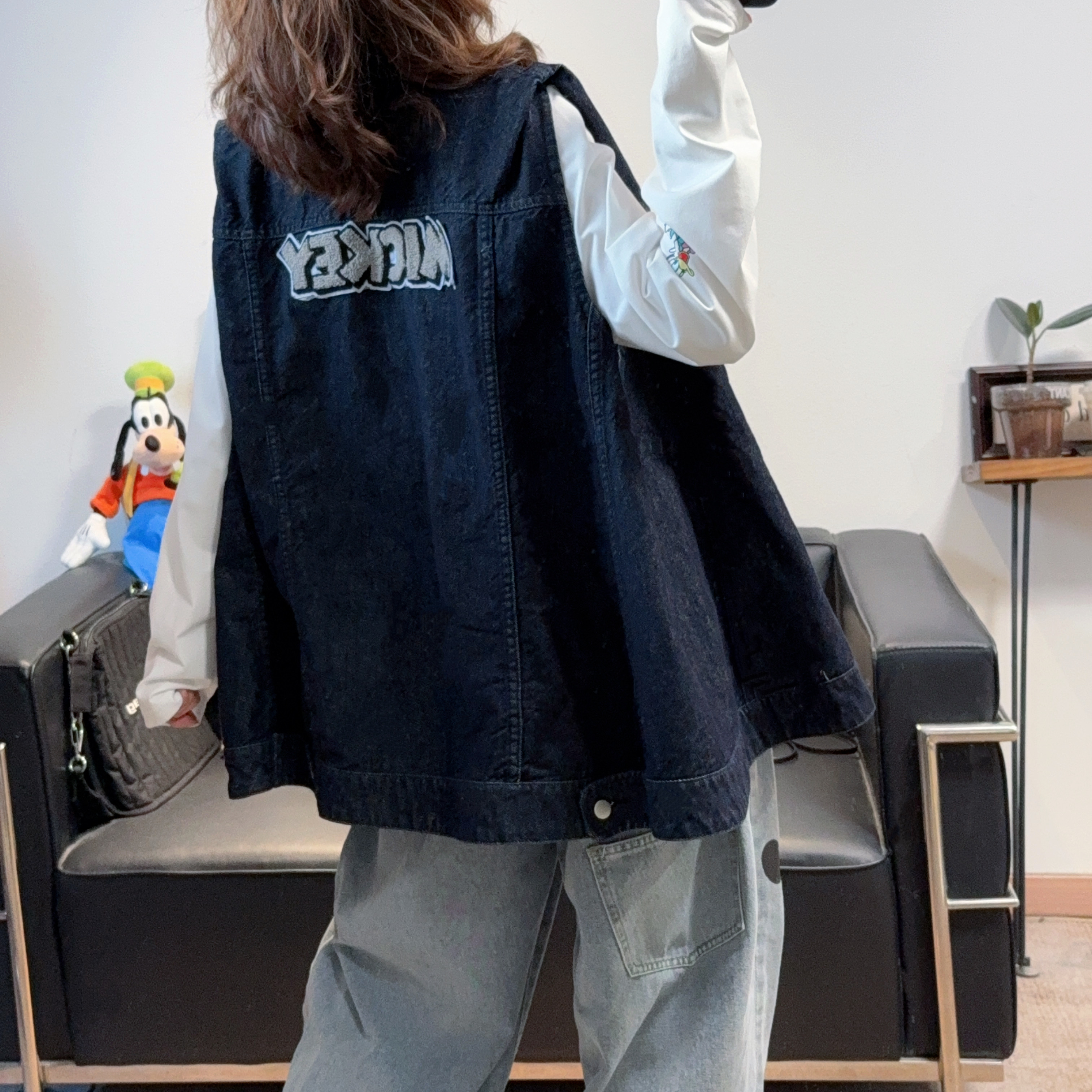 2025秋季新款超洋气深色牛仔圆领马甲女宽松显瘦减龄百搭后背字母