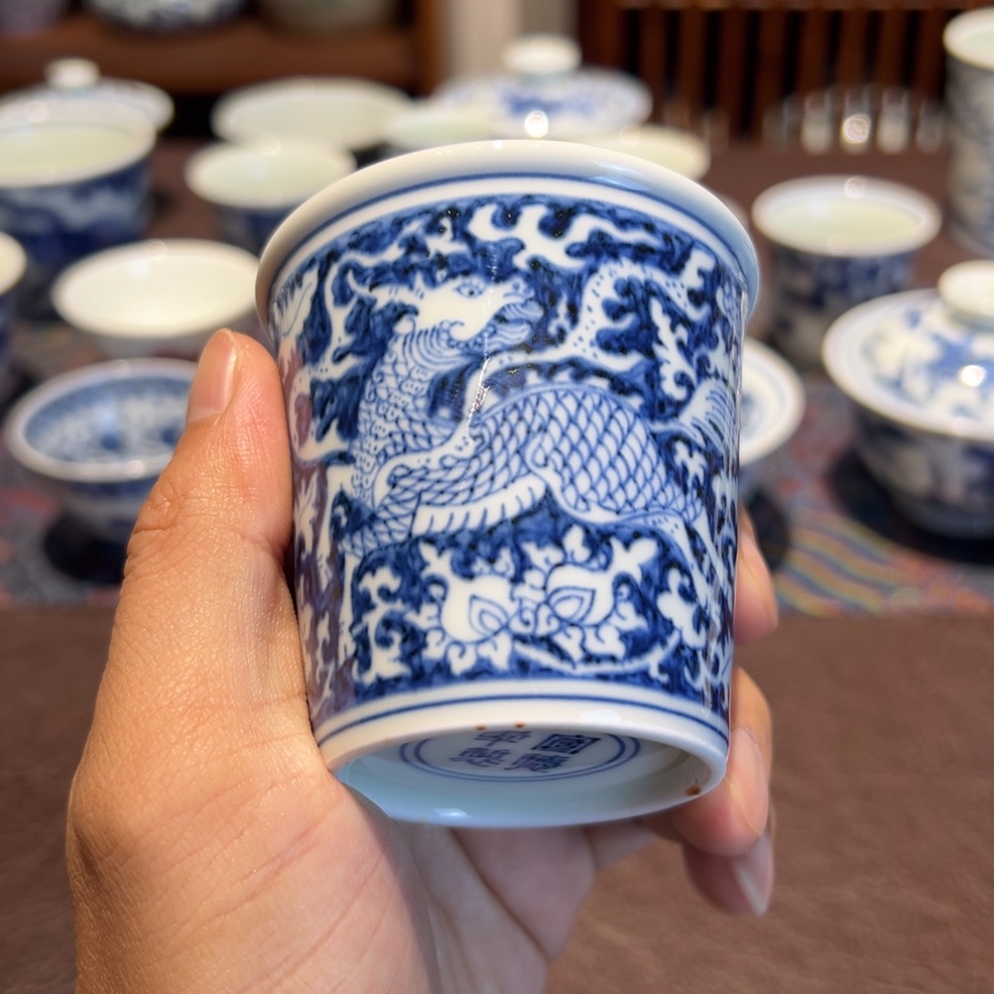M***J精品青花留白麒麟凤凰小可乐杯口径约7厘米