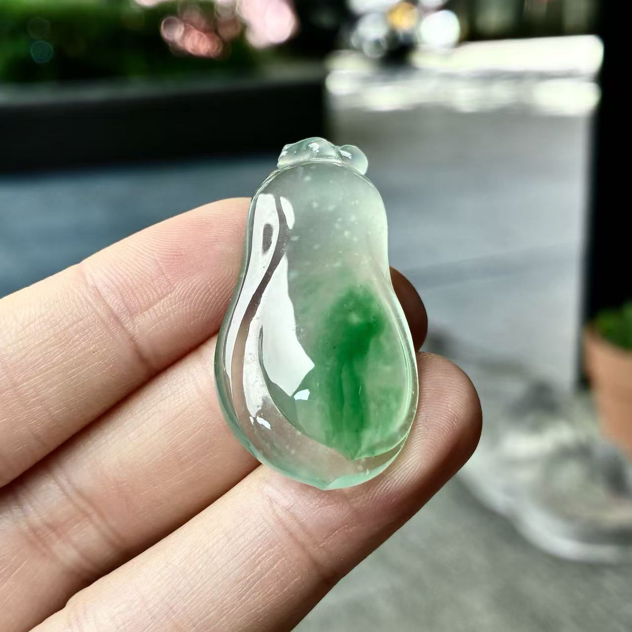 天然a货缅甸翡翠自然光尺寸38.2/20.1/7 玻璃种飘色玉兰花吊坠