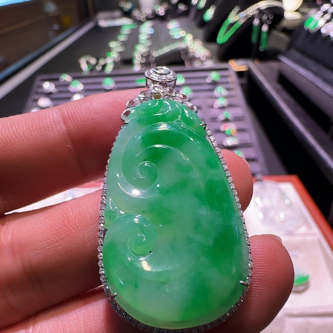 翡翠18K金镶嵌颈饰