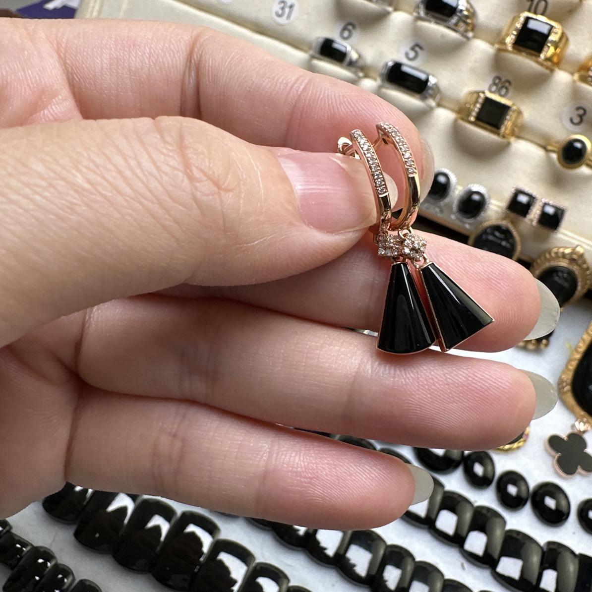 18K金镶嵌墨翠耳钉翡翠