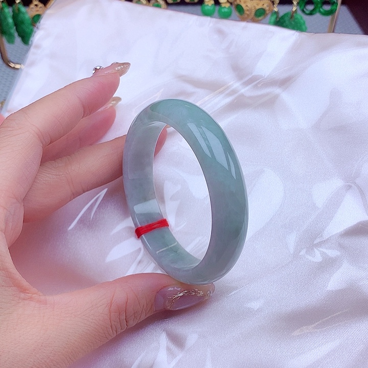 翡翠手镯未镶嵌翡翠