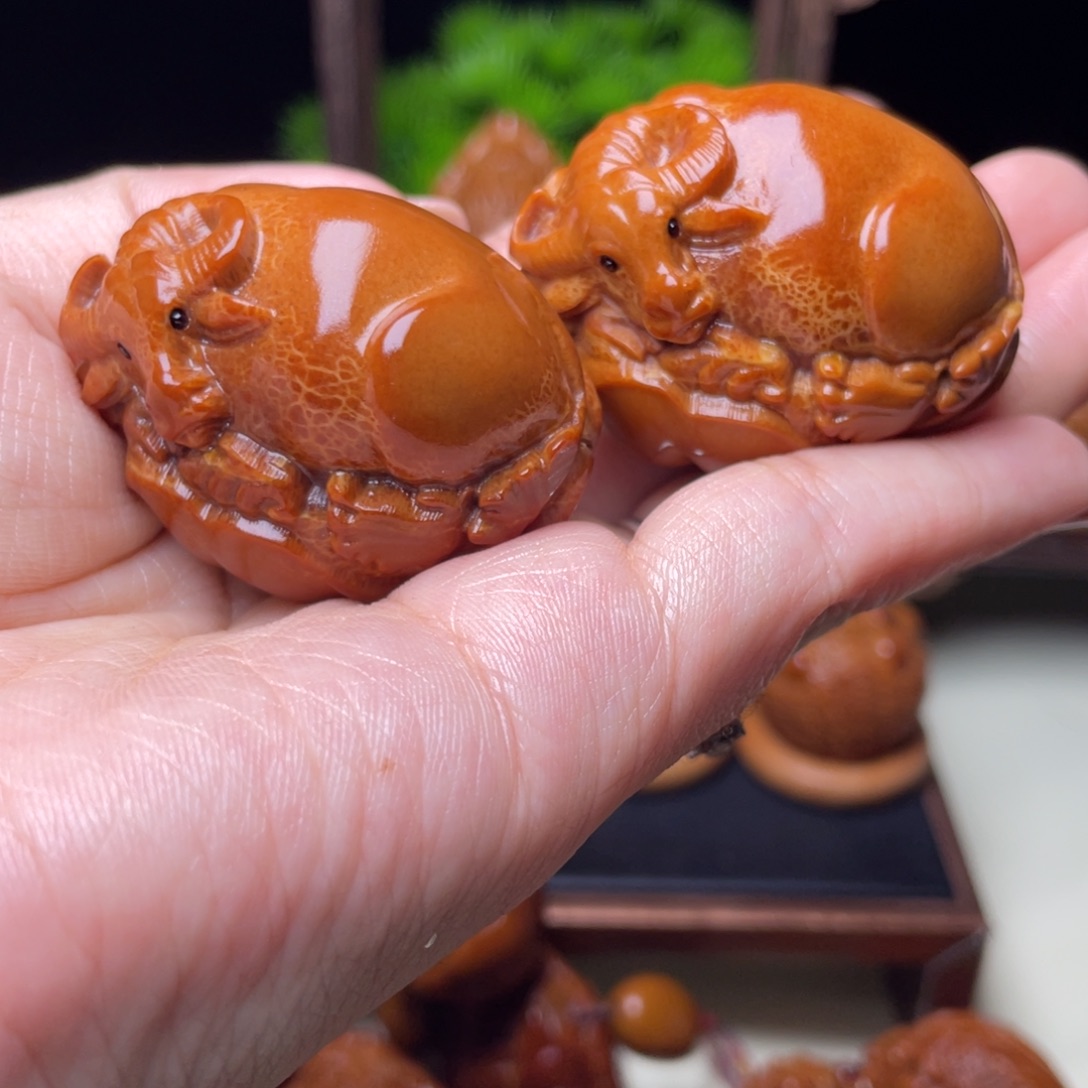 吊坠橄榄核荷叶牛手球