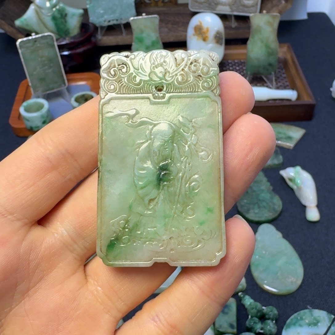 翡翠颈饰未镶嵌翡翠颈饰未镶嵌..