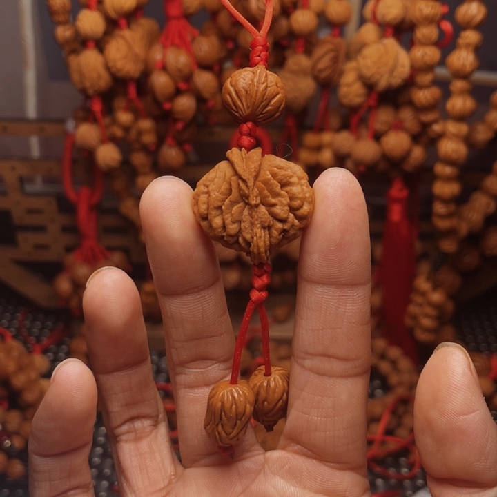 木质类龙纹桃枭挂件