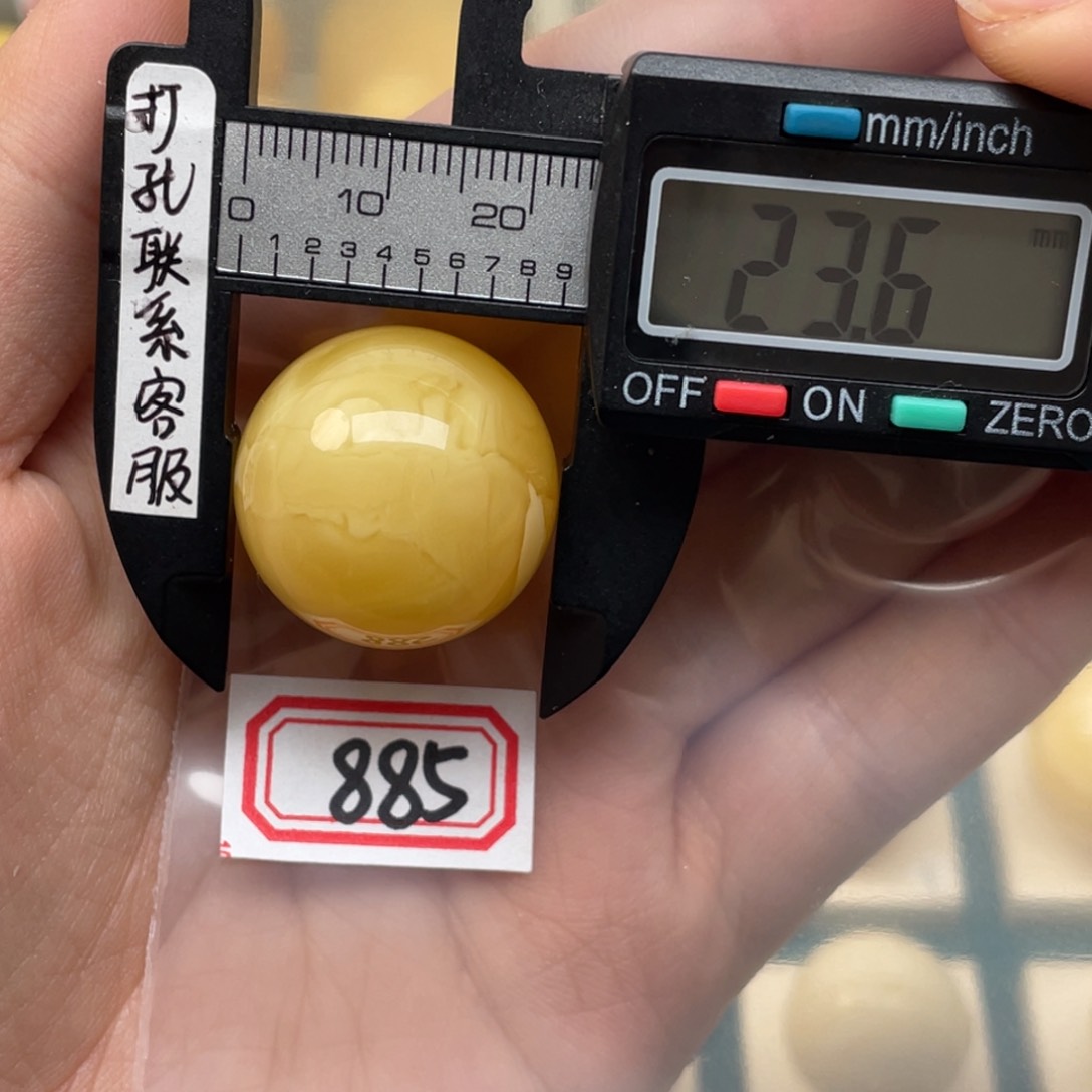 蜜蜡裸石未镶嵌原*。微瑕