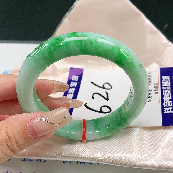 翡翠手镯未镶嵌翡翠